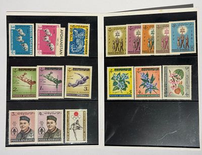 קבוצה של כ-19 בולים אפגניים (Postes Afghanes), חדשים, מסודרים על שני כרטיסי אלבום. כוללת מספר 