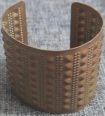 Vintage wide open cuff bracelet in copper-tone metal (copper or brass). It has repouss&eacute; 