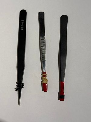 LOT — Set of 3 stamp tongs (philatelic tweezers) 
Set of three collector's stamp tongs: one 