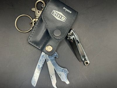 מחזיק מפתחות וינטג' עם ערכת כלים, מתנת הוקרה של חברה ישראלית, בערך שנות ה-70–80. 
הנרתיק 