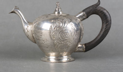 Чайник заварочный. Москва, частная мастерская. 1760-е гг. Высота: 6,5 см Серебро, чеканка 