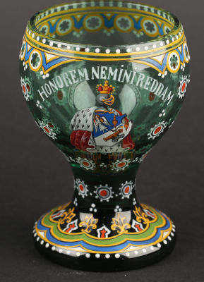 Бокал с дворянским гербом Всеволожских и девизом &laquo;Honoremneminireddam&raquo;. [Чести моей никому не 