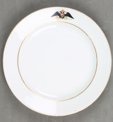 Тарелка столовая из Ординарного сервиза Гатчинского дворца &laquo;С гербом, и золотым узким рантом&raquo;. 