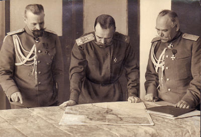 Император Николай II (в центре) с генерал-квартирмейстером штаба Верховного главнокомандующего 