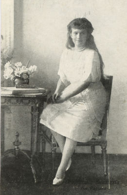 [Романовы]. Великая Княжна Анастасия Николаевна. Почтовая карточка. Париж, 1910-1920-е гг. 