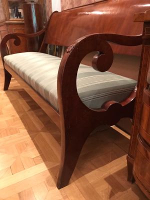 [Романовы]. Диван с инвентарными номерами Царско-Сельского Дворцового управления. &shy;&shy;. Санкт-Петер 