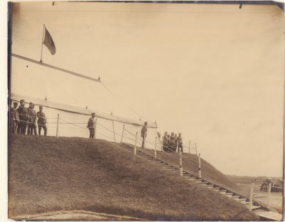 Император Николай II, офицеры свиты и представители иностранных держав во время смотра 