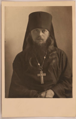 Игумен Исаакий. Прага. Неизвестное фотоателье. 1933 г. Размер фотографии: 14 х 8,8 см 