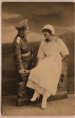 Прапорщик Русской императорской армии с дамой. Российская империя. Неизвестное фотоателье. 