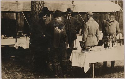 Император Николай II перед завтраком во время Высочайшей охоты в 1900 году в Беловежской пуще. 