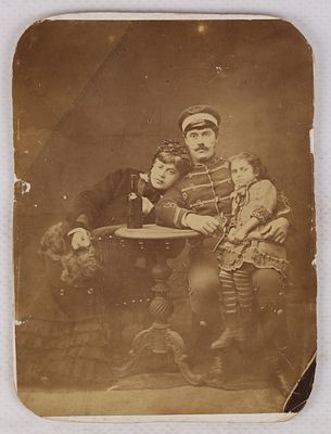 Офицер Лейб-Гвардии Гродненского полка с семьей. Российская империя.Неизвестное 