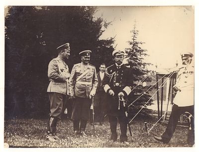 Император Николай II в мундире адмирала британского флота, справа адмирал Иван Константинович 