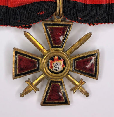 Ordenszeichen des Hl. Wladimirs 4. Klasse mit Schwertern, an Ordensspange mit Ordensband. Russis 