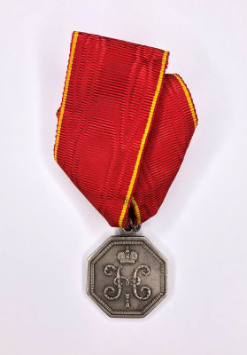 Medaille "F&uuml;r N&uuml;tzliches", achteckig mit Monogramm des Kaisers Nikolaus I. Am Ordensband der 