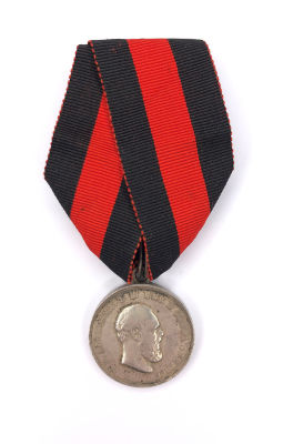 Medaille "F&uuml;r Lebensrettung" mit Portrait des Kaisers Alexander III. Am Ordensband des Hl. 