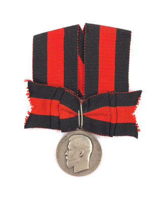 Medaille "F&uuml;r Lebensrettung" mit Portrait des Kaisers Nikolaus II. Am Ordensband des Hl. 