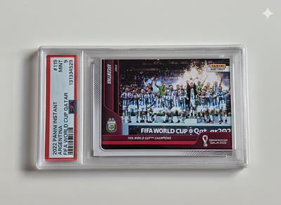 כדורגל - קלף היסטורי של נבחרת ארגנטינה זוכה במונדיאל בקאטאר מדורג 9קלף במהדורה מוגבלת של פניני