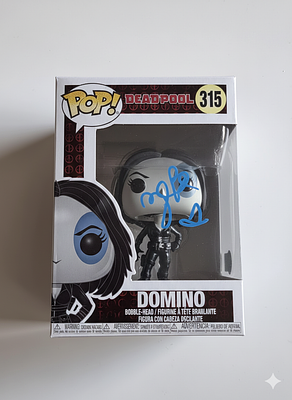 פופ של דומינו דדפול 2 (Deadpool 2) חתום על ידי השחקנית זאזי ביטס (Zazie Beetz) שגילמה את דמותה 