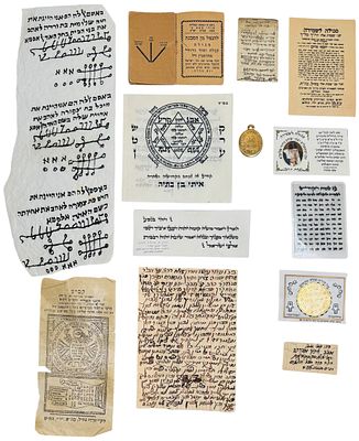 מקבץ קמעות - קלף, כתב יד , דפוס , מדליון קודש. 
1. מדליון לתליה עם חריטת שמות הקודש עם דמות 