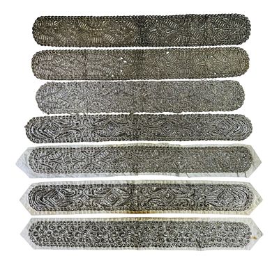 מקבץ 7 עטרות לטלית רקומות ברקמות חוטי כסף, מעוטרות בדוגמת צמחים 
אורך: 93-105 ס"מ. חלקם נושאות 