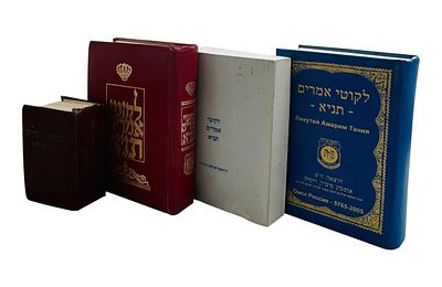 מקבץ ארבעה ספרי תניא חשובים שנדפסו על אדמת רוסיה. 
1. לקוטי אמרים תניא קראסנו יארסק - 