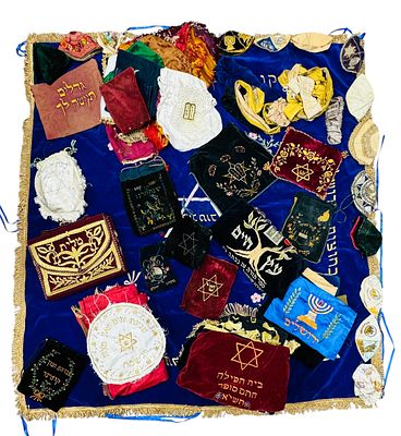 אוסף ענק של מעל 70 פריטי בד. נרתיקים כיפות ופרוכות, מעילים לספרי תורה - המאות 19-20 
אוסף גדול 