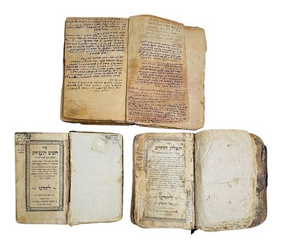 מקבץ ספרים עם חידושי תורה הגהות ורישומי בעלות כולל אזכור הבן איש חי בחייו. 
1. תפלת החדש 