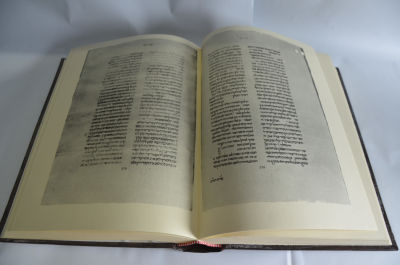 פקסימיליה משנה כתב יד פארמה ג. דה רוססי 984. סדרים נשים נזיקין עם פירוש הרמב"ם בעברית.
מהדורה 