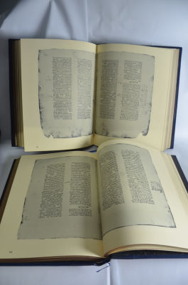 פקסימיליה מהודרת הלכות הרי"ף - כתב-יד ניו-יורק. עותק מפואר וממוספר. 2 כרכים. 
סט 2 כרכים ספר 