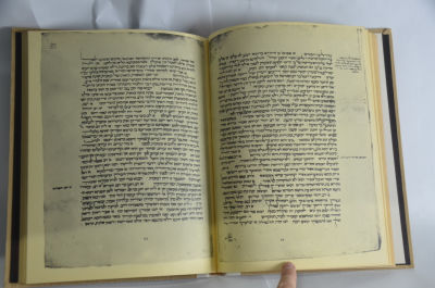 פקסימיליה נדירה מסכת חולין- כתב יד המבורג 
חשוב ונדיר. פקסמיליה מהודרת של כתב יד המבורג למסכת 