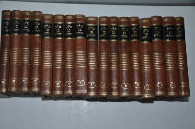 מלון הלשון העברית הישנה והחדשה - מאת אליעזר בן יהודה. סט שלם 17 כרכים 
כולל מבוא ומפתחות 
