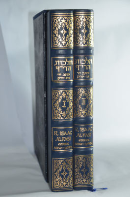 פקסימיליה מהודרת הלכות הרי"ף - כתב-יד ניו-יורק. עותק מפואר וממוספר. 2 כרכים. סט 2 כרכים ספר 