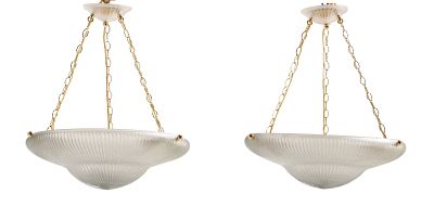 A PAIR OF GLASS AND BRASS LIGHT FIXTURES IN THE MANNER OF BAROVIER. A pair of glass and brass 