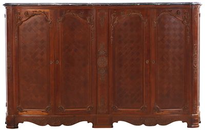 A FOUR DOOR CARVED CABINET IN THE REGENCE STYLE HAVING A MARBLE TOP AND MIRRORED BAR COMPARTMENT. 