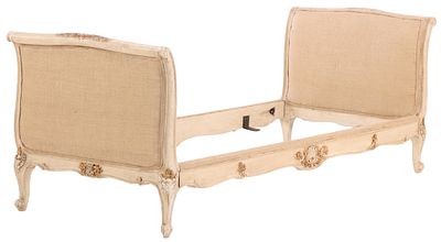 FRENCH LOUIS XV STYLE PAINTED AND GILTWOOD DAYBED C 1920 WITH NEW FABRIC. DISMANTLES. French 
