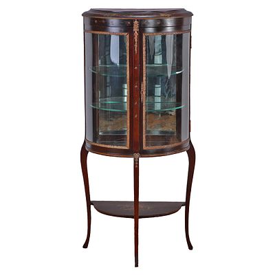 FRENCH MAHOGANY BRONZE MOUNTED VITRINE HAVING CURVED GLASS PANELS AND A SINGLE DOOR C 1900. Fren 