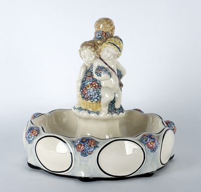 Karlsruhe Staatliche Majolika-Manufaktur AG: Schale ''Blumenkinder''. Karlsruhe Staatliche 