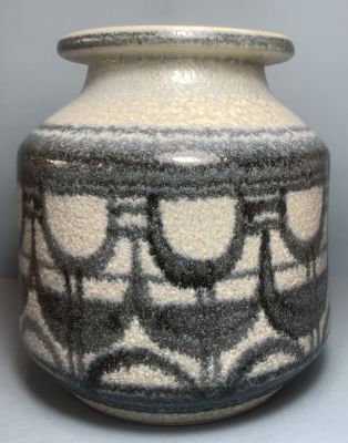 לפיד 
אגרטל גדול בדוגמא יפיפייה . 
פתח רחב , גוף שמנמן . 
מצב מושלם . חתום 