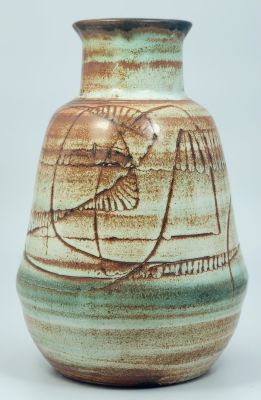 חרסה 
אגרטל גדול . 
עבודת חריטה ביד . גוונים חום ירוק לבן. 
מצב מושלם 