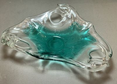 מורנו - קערה גדולה 
כלי מסיבי . שנות ה60-70 . צורה אמורפית . גווני טורקיז . 
אורך 