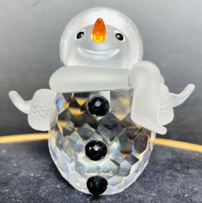 Swarovski- סברובסקי 
פיגורת איש שלג בעבודה יוצאת דופן . ירידה מושלמת לפרטי פרטים 