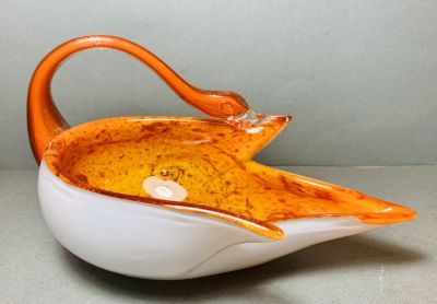 מורנו - ברבור 
קערת זכוכית . צבעים כתום ולבן עם עיטורי זהב פנימיים . 
גובה 14 סמ , 