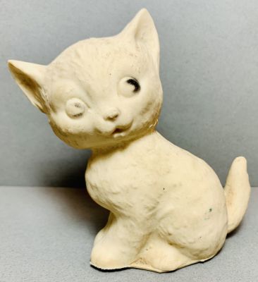 מאייר - Mayer 
בובת גומי ישראלית . שנות ה50-60 . חתום וממוספר + מדבקת מס קניה . גובה 11 סמ 