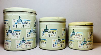 קפח - קופסאות פח ישראליות - שנות ה50-60 
3 מיכלי אחסון בגדלים שונים . משתלבים אחד בתוך השני . 