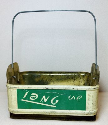 טמפו - מתקן לבקבוקים 
שנות ה50-60 . עשוי פח . כיתוב בעברית ובאנגלית . מידות ללא ידית 