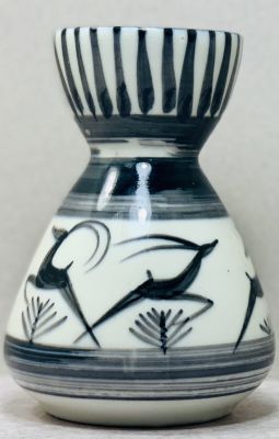 לפיד איילות - מוקדם 
אגרטל ציור יד. עיצוב אלסבת כהן חתימה מוקדמת. גובה 14 סמ . מצב מושלם .