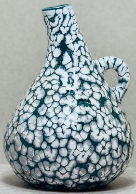 לפיד - מוקדם 
אגרטל קטן ומיוחד מאוד . נראה כמו שיבוץ אבנים לבנות על רקע טורקיז .עיצוב אל בת 