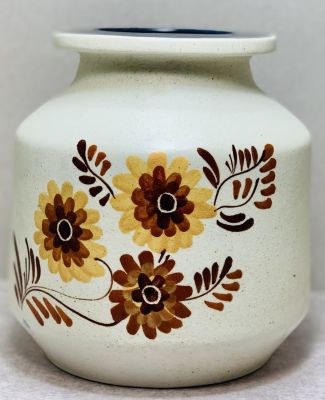 לפיד - כרמל 
אגרטל גדול . חתום + שם האמנית. גובה 18.5 סמ , קוטר מירבי 17 סמ . מצב מושלם .