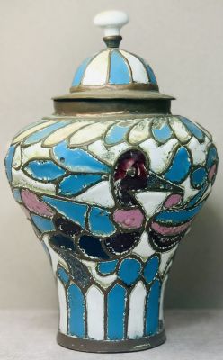 כלי סורי עתיק 
המאה ה19 . עבודת אמייל על נחושת . עיטורי ציפורים . גובה עם מכסה 23.5 סמ .