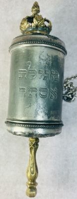 מגילת אסתר עתיקה 
עבודה מיניאטורית . המאה ה19 . עשויה פיוטר . כתיבה על קלף . רוחב קלף 5 סמ . 